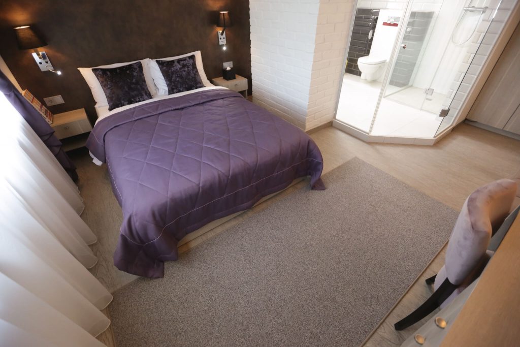 "Lavender Inn" Piet Mondrian įkvėpto dizaino svečių kambarys